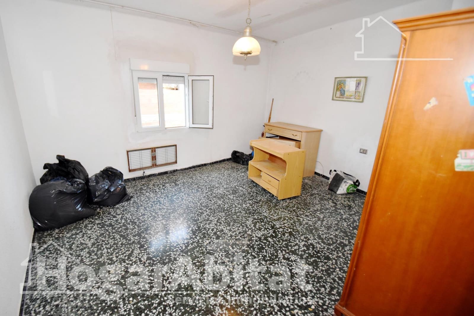 4 bedroom Flat for sale in Castello de la Plana with garage - € 150,000 (Ref: 9456312)