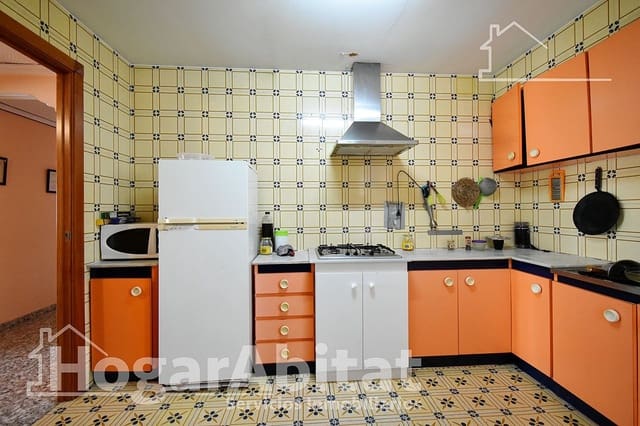 4 makuuhuone Asunto myytävänä paikassa Oliva - 140 000 € (Ref: 9456316)