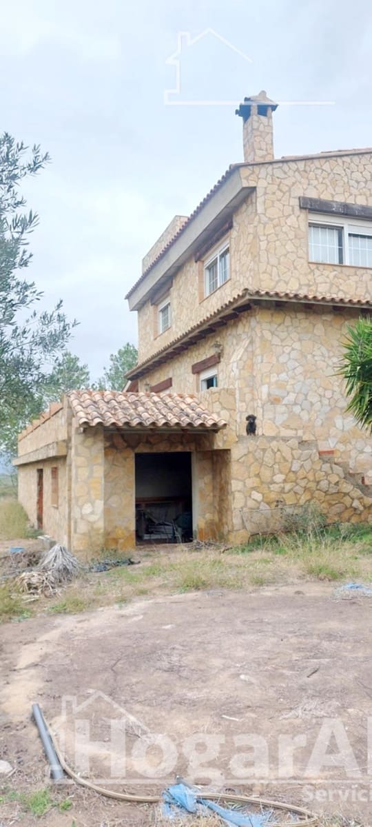 4 bedroom Villa for sale in Casinos with garage - € 250,000 (Ref: 9482084)