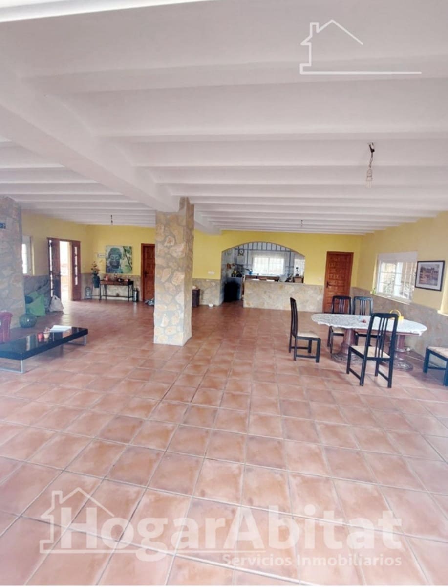 4 bedroom Villa for sale in Casinos with garage - € 250,000 (Ref: 9482084)
