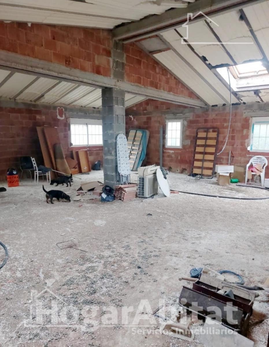 4 bedroom Villa for sale in Casinos with garage - € 250,000 (Ref: 9482084)