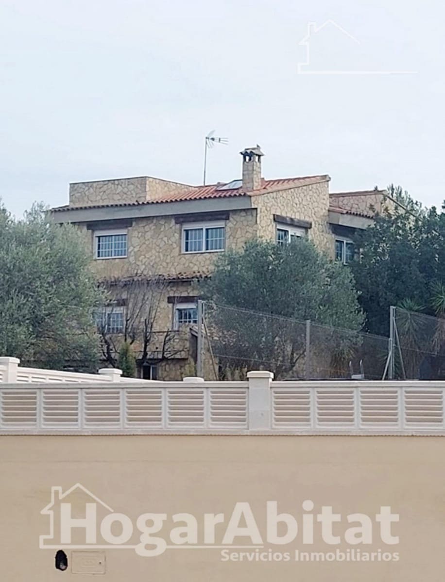 4 bedroom Villa for sale in Casinos with garage - € 250,000 (Ref: 9482084)