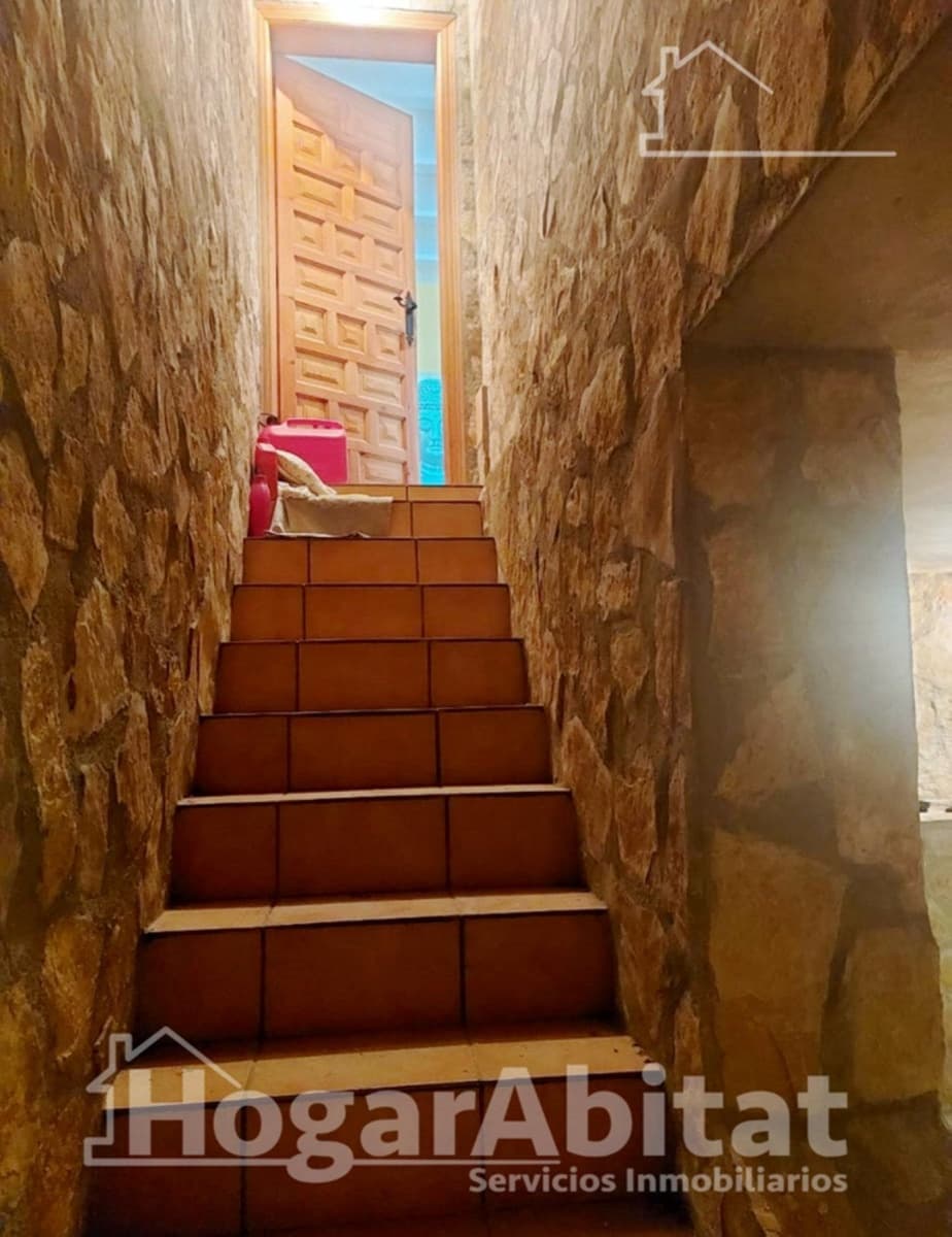 4 bedroom Villa for sale in Casinos with garage - € 250,000 (Ref: 9482084)