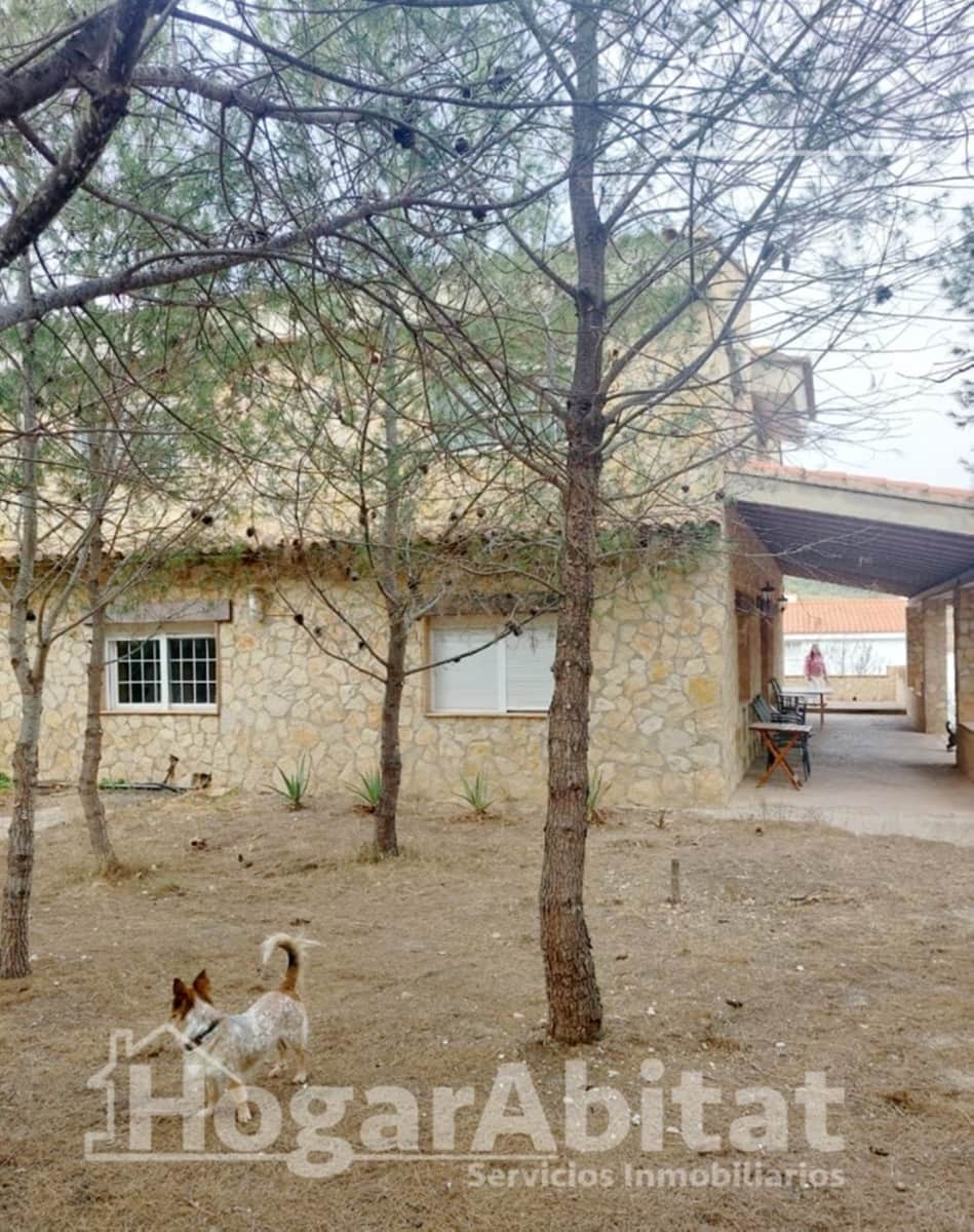 4 bedroom Villa for sale in Casinos with garage - € 250,000 (Ref: 9482084)