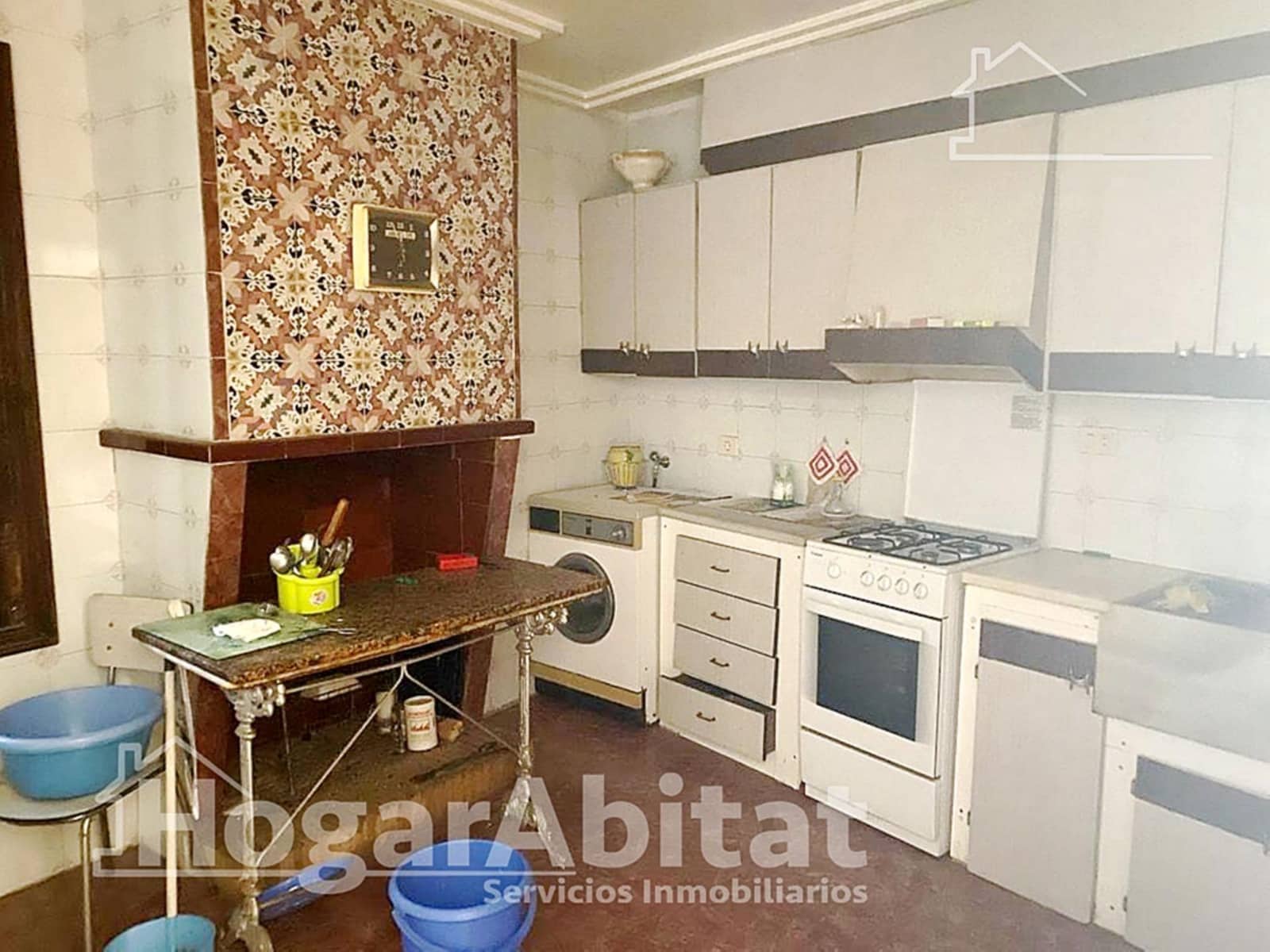 8 bedroom Townhouse for sale in Pavias - € 120,000 (Ref: 9485380)