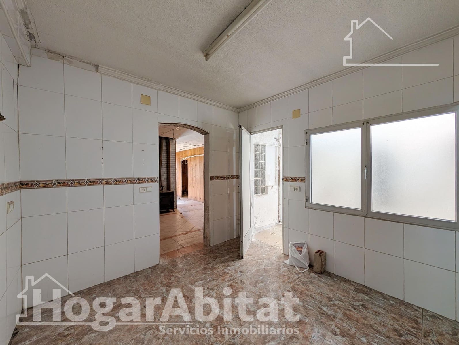 4 bedroom Townhouse for sale in Alicante / Alacant city - € 157,000 (Ref: 9502437)