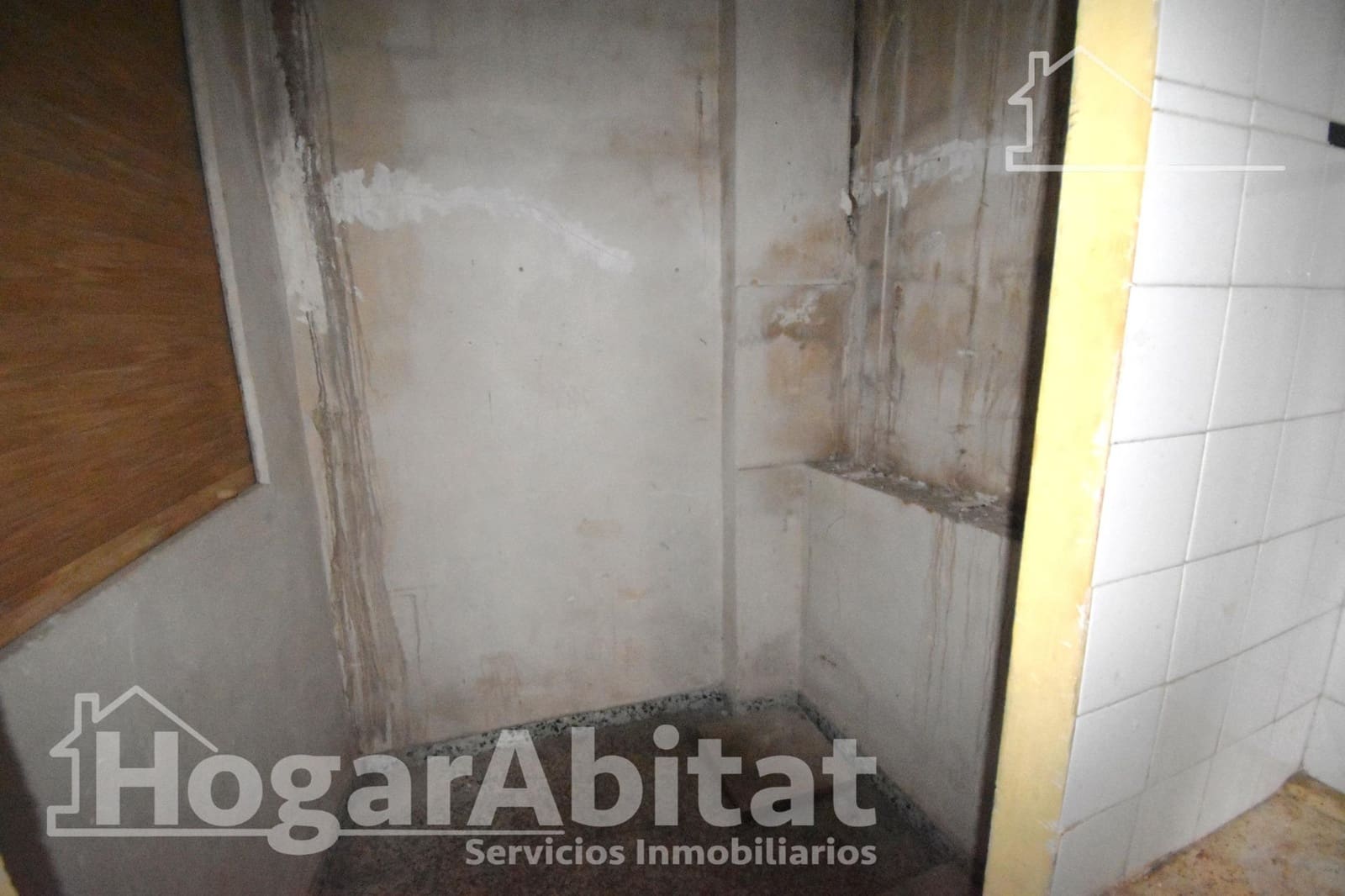 5 bedroom Townhouse for sale in Carlet with garage - € 100,000 (Ref: 9541735)