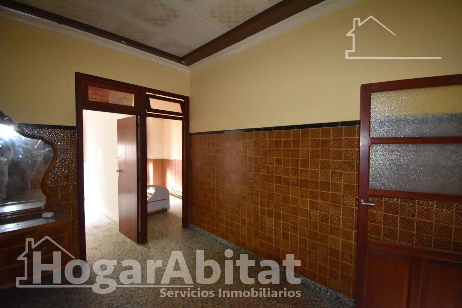 5 bedroom Townhouse for sale in Carlet with garage - € 100,000 (Ref: 9541735)