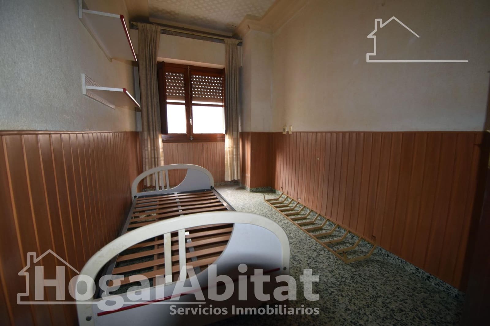 5 bedroom Townhouse for sale in Carlet with garage - € 100,000 (Ref: 9541735)