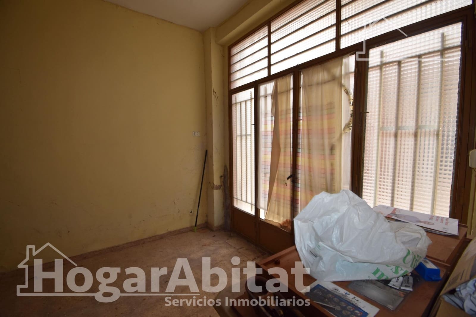 5 bedroom Townhouse for sale in Carlet with garage - € 100,000 (Ref: 9541735)