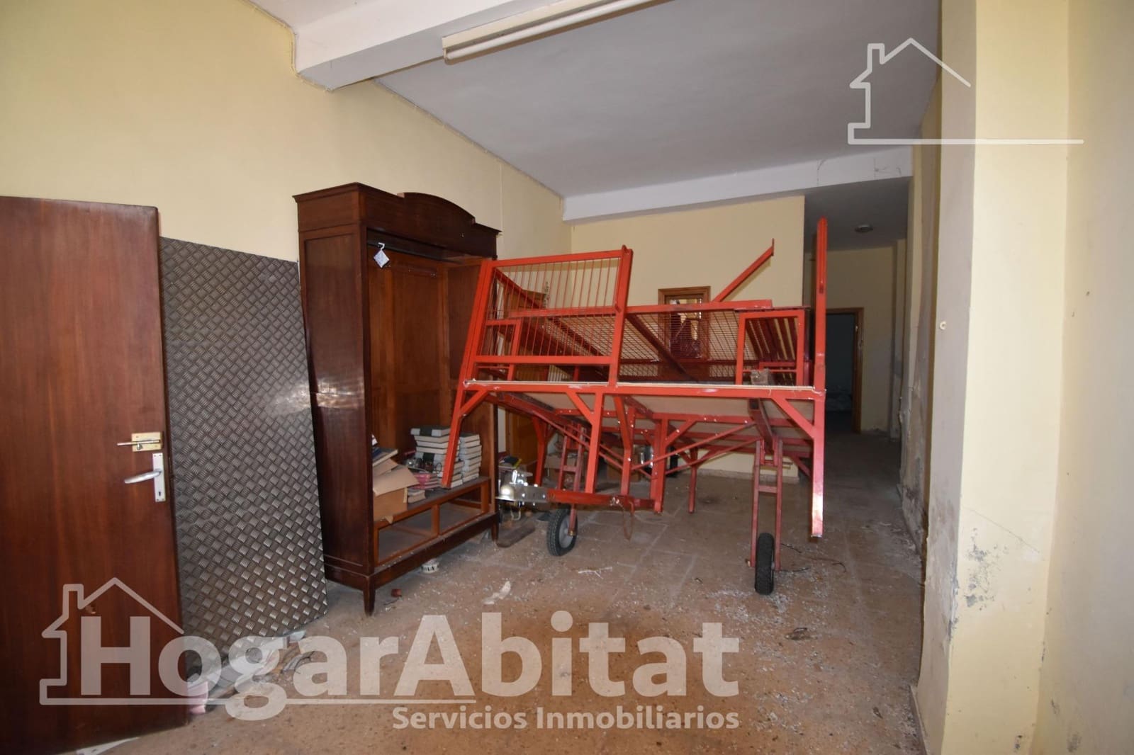 5 bedroom Townhouse for sale in Carlet with garage - € 100,000 (Ref: 9541735)
