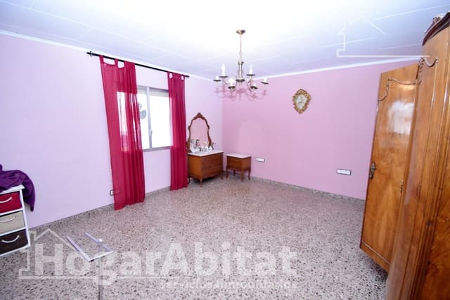 5 bedroom Flat for sale in Carcaixent with garage - € 200,000 (Ref: 9548293)