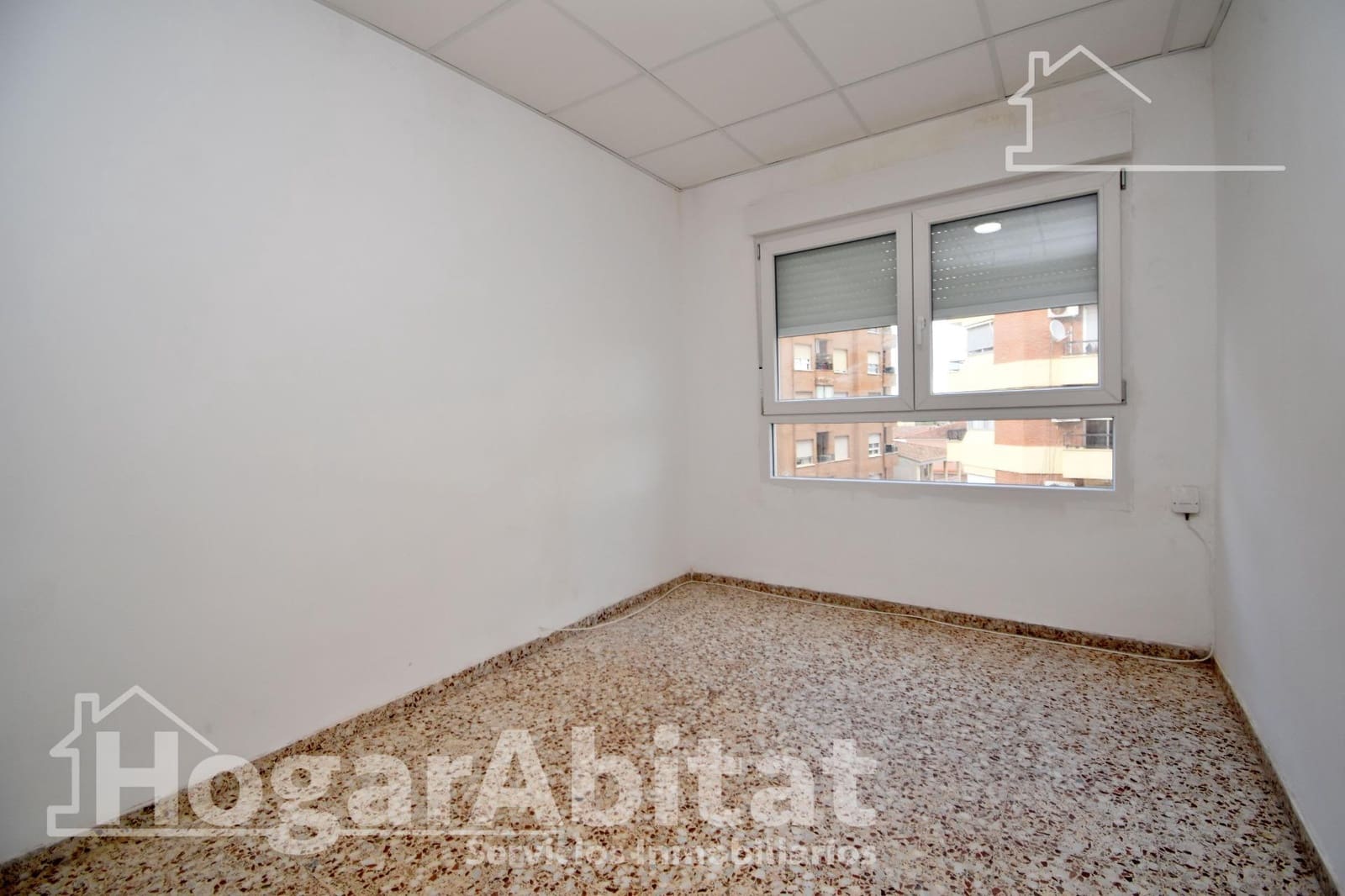4 bedroom Flat for sale in Alginet with garage - € 125,000 (Ref: 9583576)
