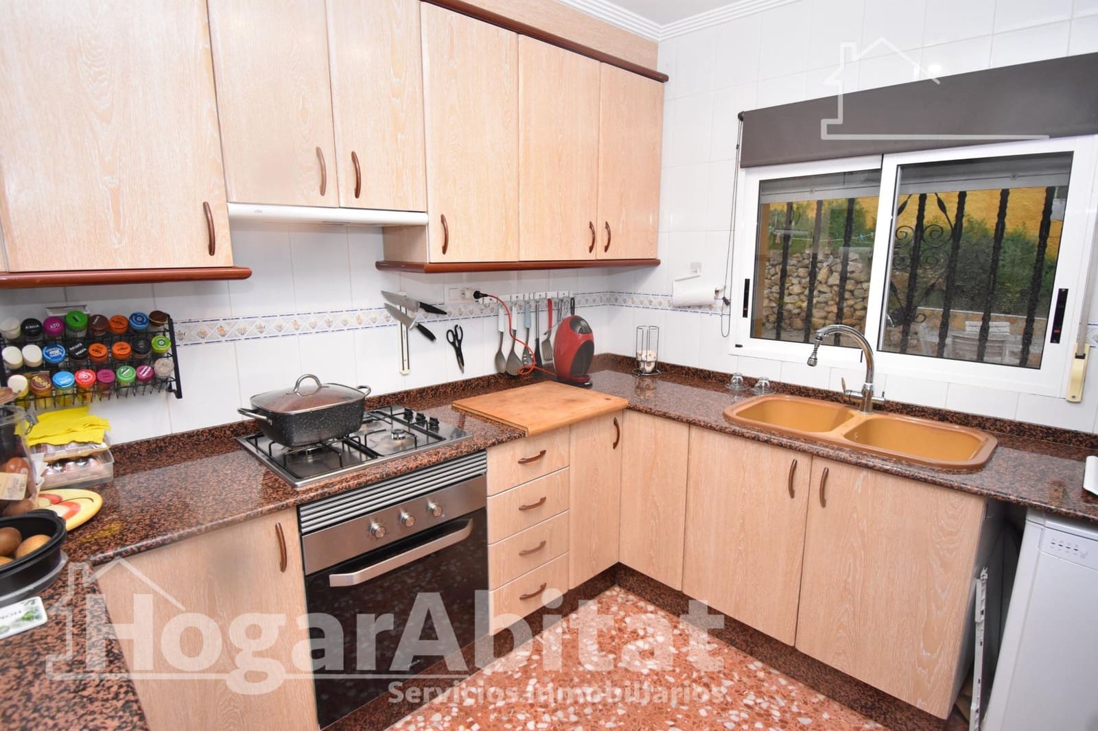 4 bedroom Villa for sale in Godelleta with pool - € 260,000 (Ref: 9591375)