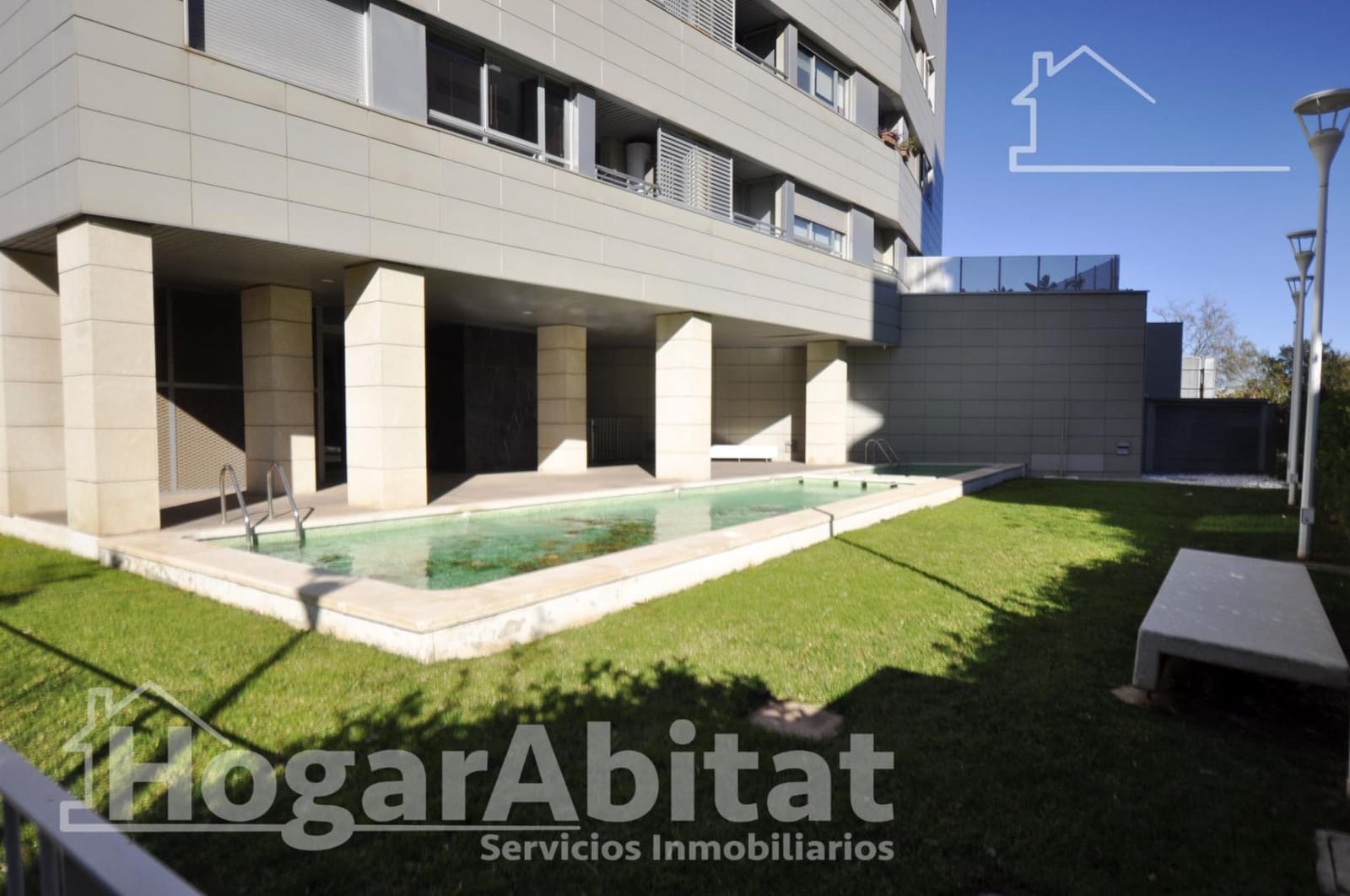 Flat for sale in Valencia city with pool - € 245,000 (Ref: 9615546)