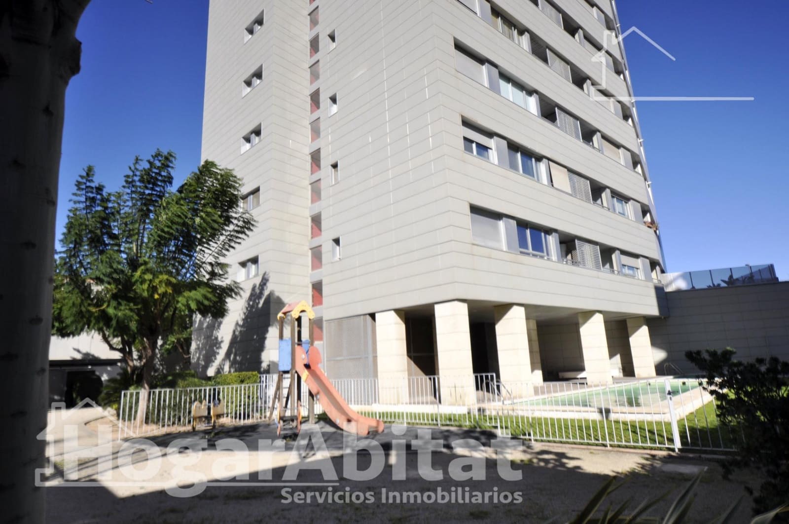 Flat for sale in Valencia city with pool - € 245,000 (Ref: 9615546)