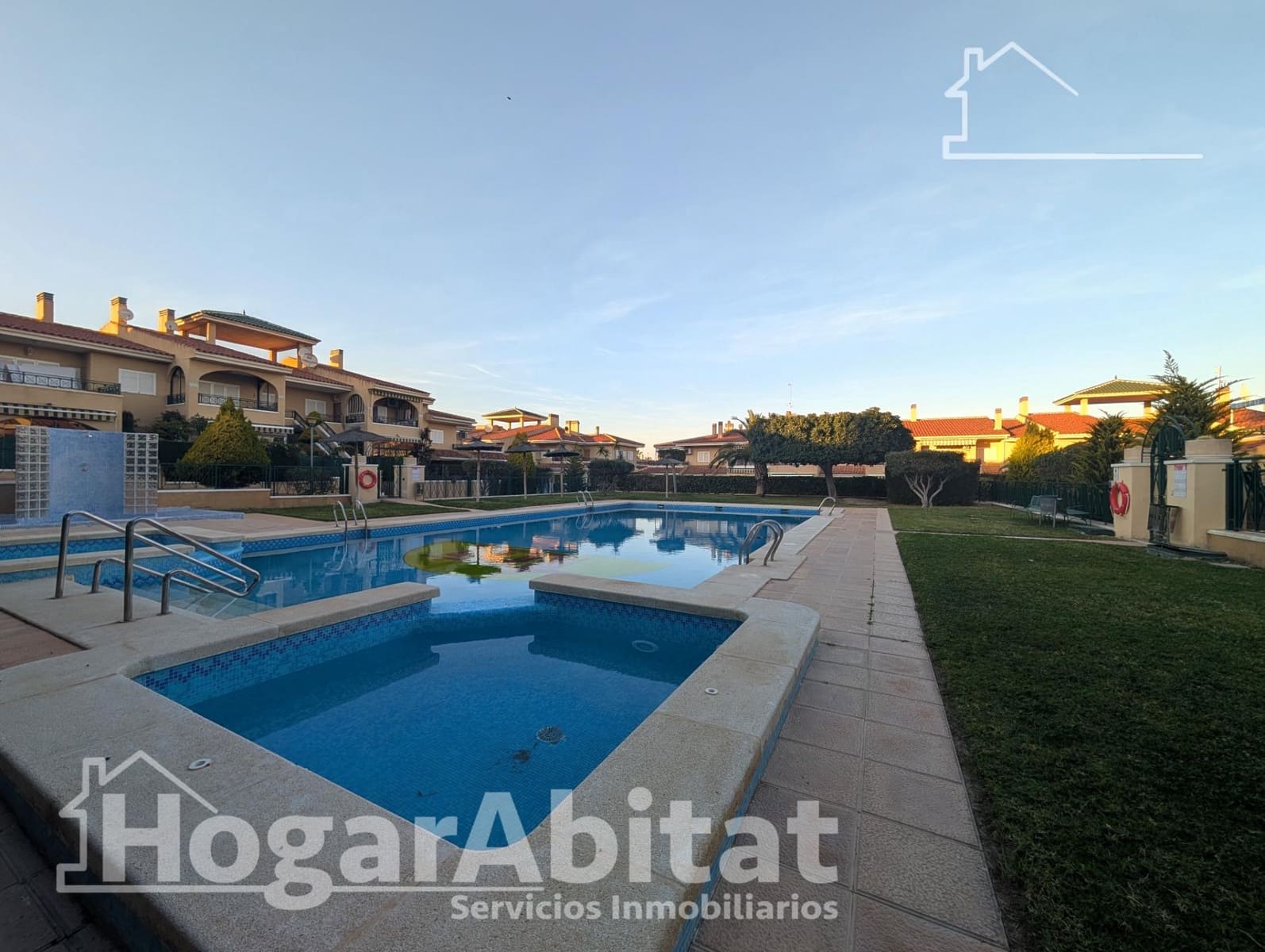 3 sovrum Radhus till salu i Gran Alacant med pool - 285 000 € (Ref: 9634356)