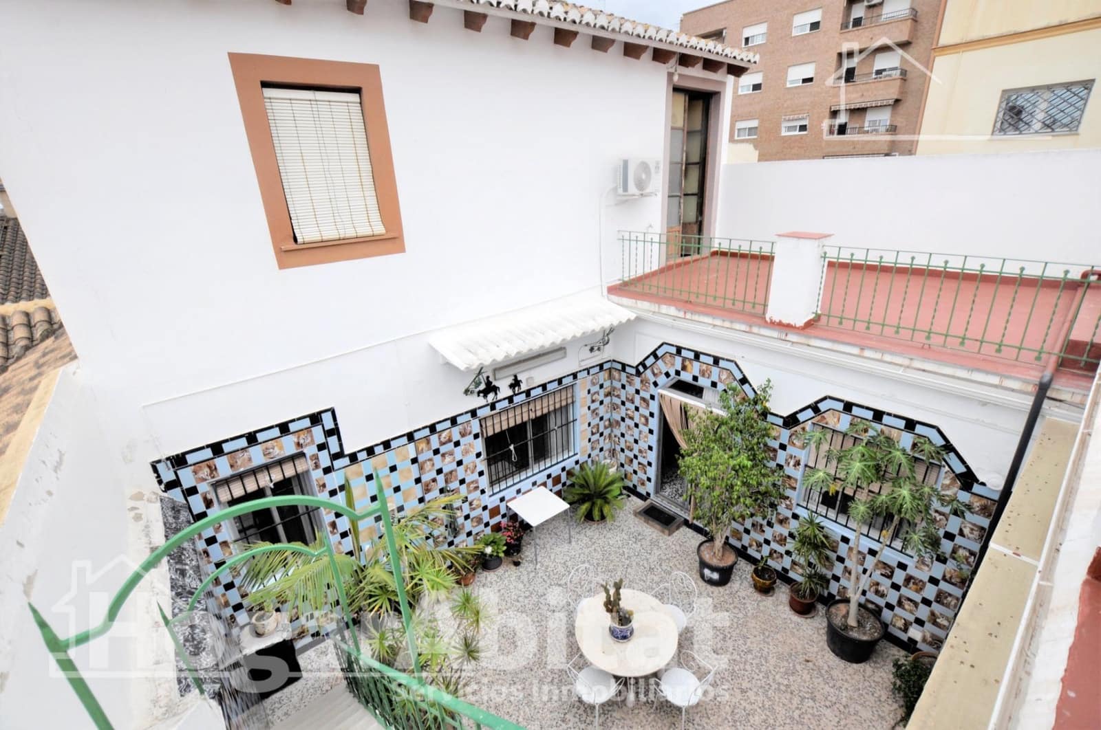 5 bedroom Townhouse for sale in Burjassot with garage - € 450,000 (Ref: 9666589)