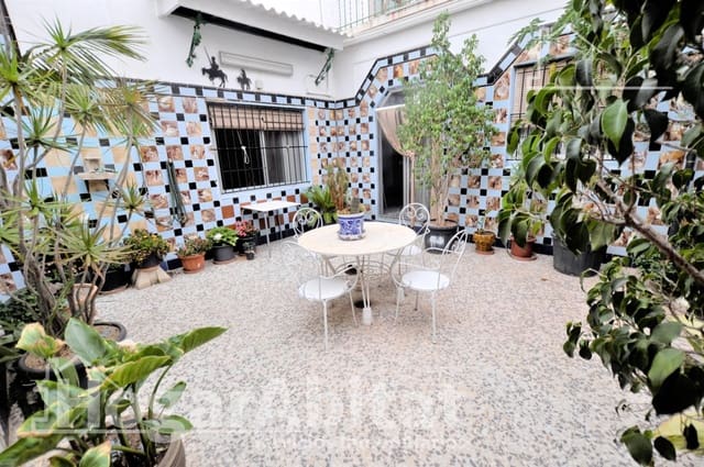 5 bedroom Townhouse for sale in Burjassot with garage - € 450,000 (Ref: 9666589)