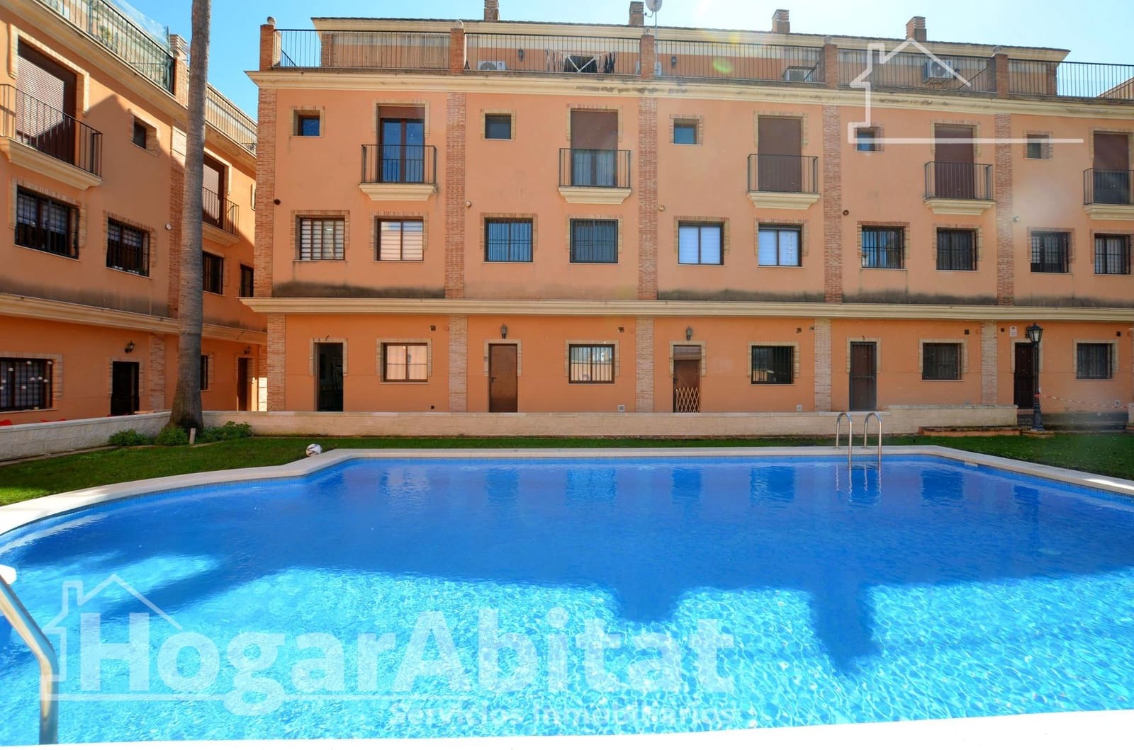 3 slaapkamer Rijtjeshuis te koop in Favara met zwembad garage - € 220.000 (Ref: 9686501)