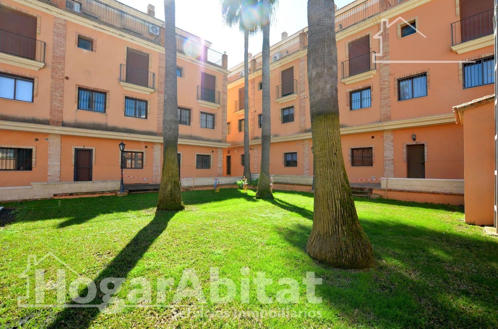 3 slaapkamer Rijtjeshuis te koop in Favara met zwembad garage - € 220.000 (Ref: 9686501)