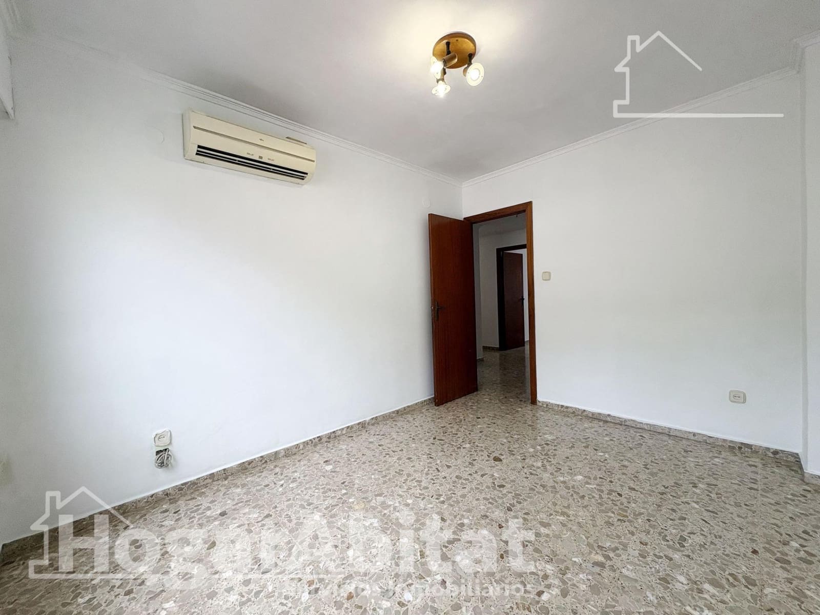 4 bedroom Flat for sale in Tavernes de la Valldigna - € 140,000 (Ref: 9735635)