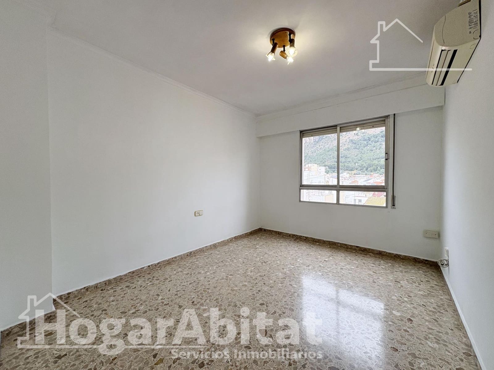 4 bedroom Flat for sale in Tavernes de la Valldigna - € 140,000 (Ref: 9735635)
