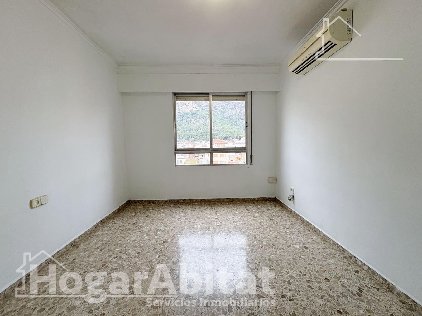 4 bedroom Flat for sale in Tavernes de la Valldigna - € 140,000 (Ref: 9735635)