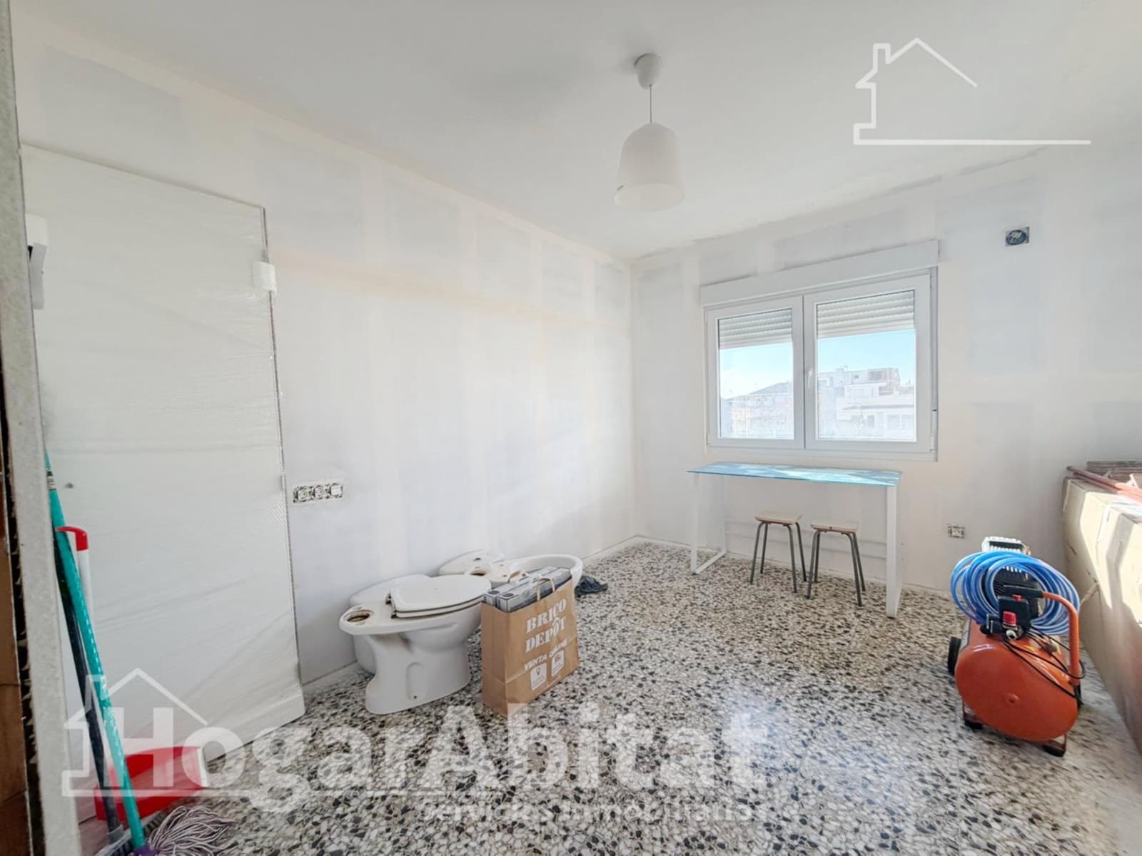 4 bedroom Flat for sale in La Pobla de Vallbona - € 190,000 (Ref: 9738599)