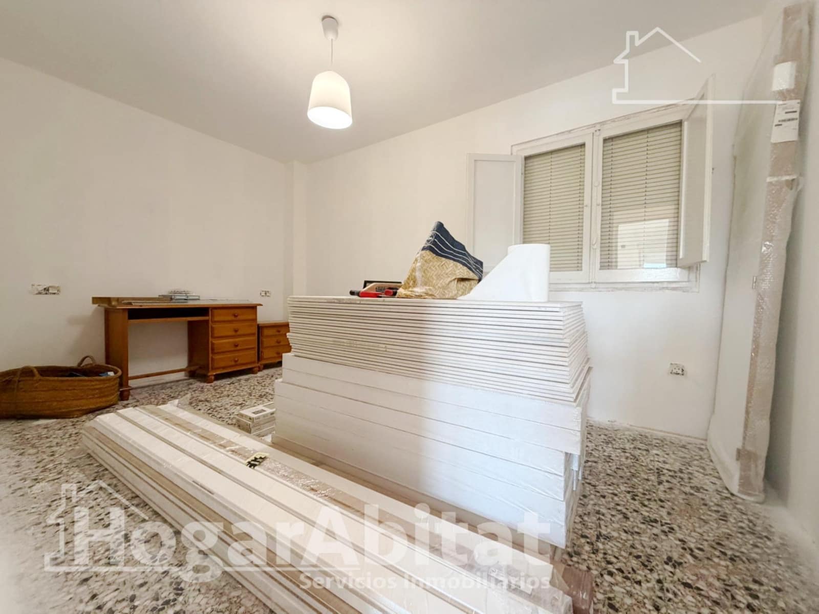 4 bedroom Flat for sale in La Pobla de Vallbona - € 190,000 (Ref: 9738599)