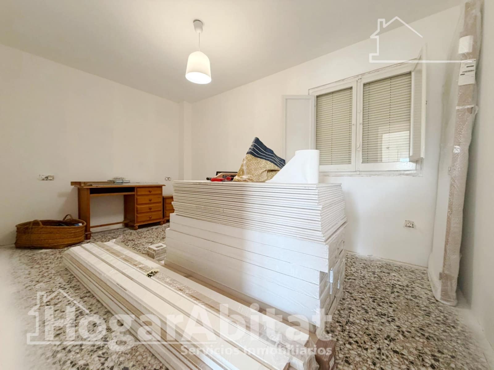4 bedroom Flat for sale in La Pobla de Vallbona - € 190,000 (Ref: 9738599)