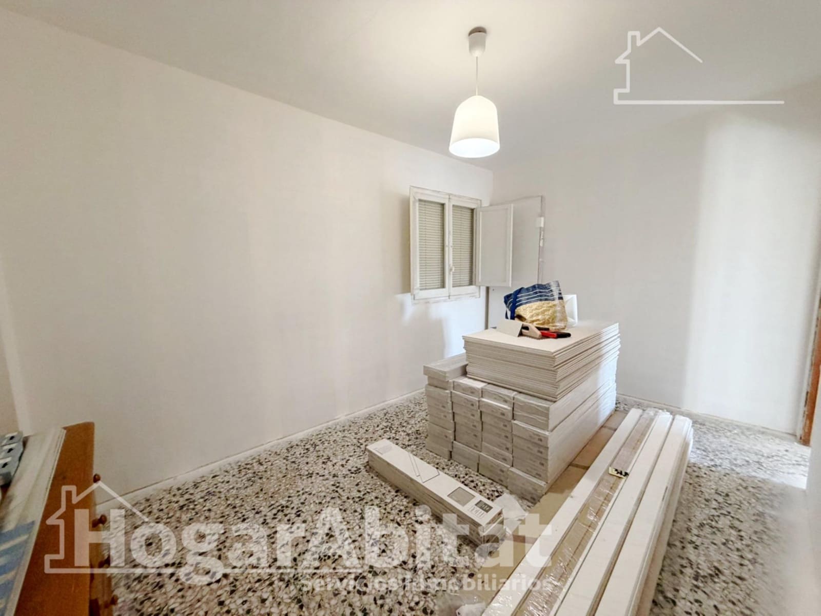 4 bedroom Flat for sale in La Pobla de Vallbona - € 190,000 (Ref: 9738599)