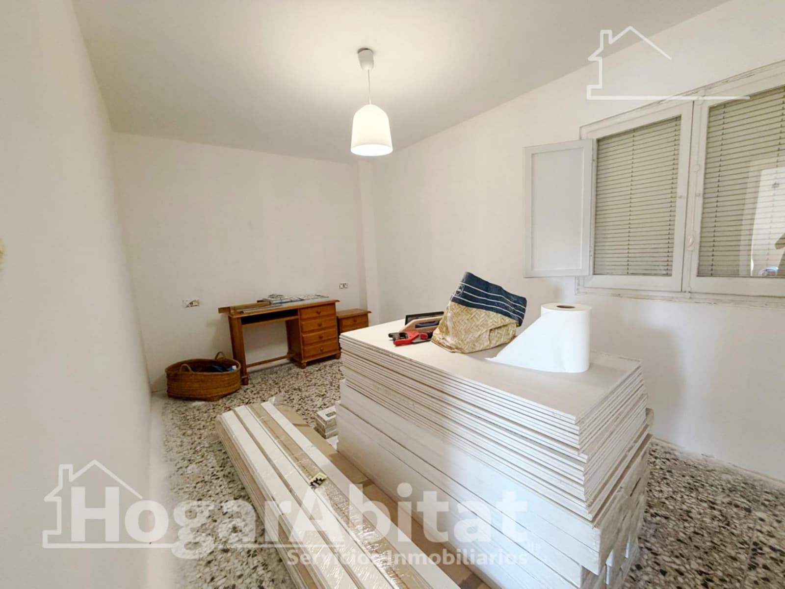 4 bedroom Flat for sale in La Pobla de Vallbona - € 190,000 (Ref: 9738599)