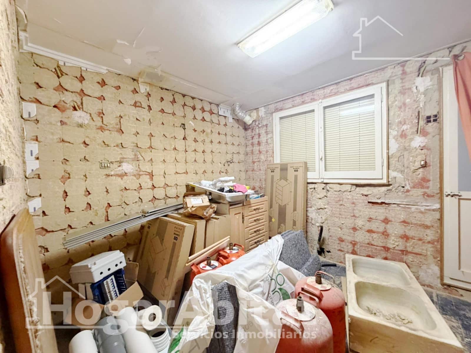 4 bedroom Flat for sale in La Pobla de Vallbona - € 190,000 (Ref: 9738599)