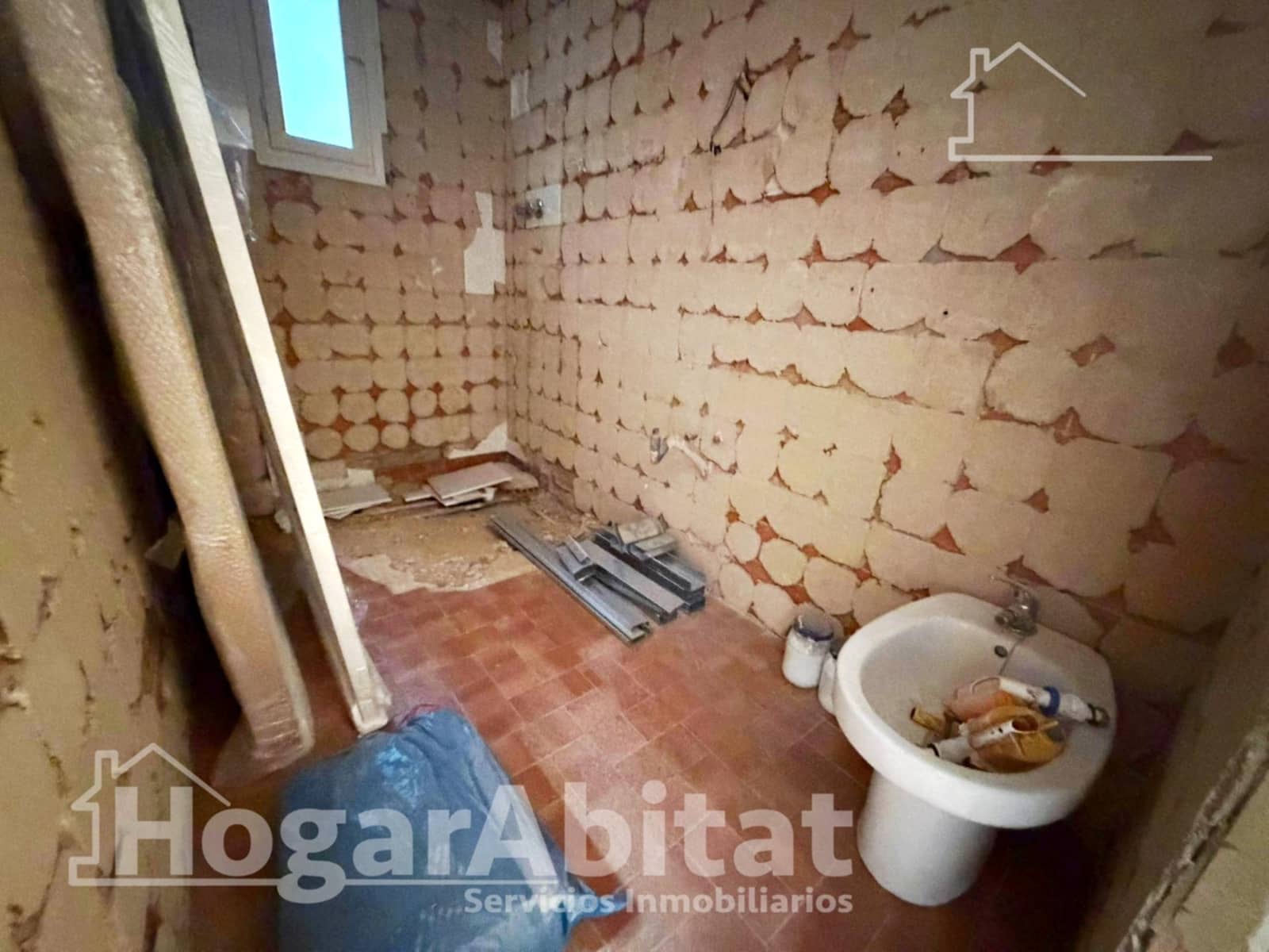 4 bedroom Flat for sale in La Pobla de Vallbona - € 190,000 (Ref: 9738599)