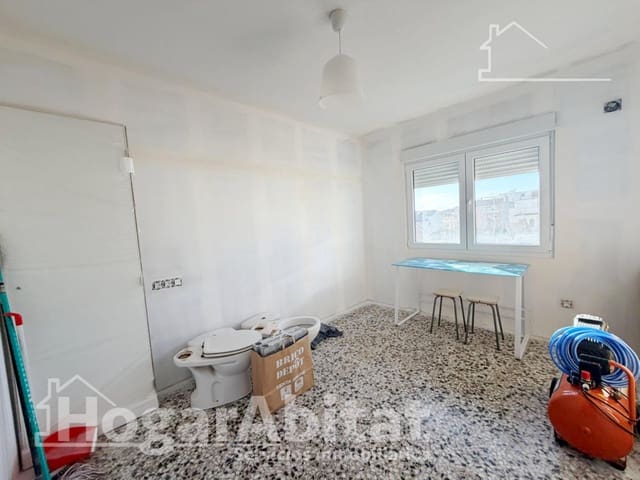 4 bedroom Flat for sale in La Pobla de Vallbona - € 190,000 (Ref: 9738599)