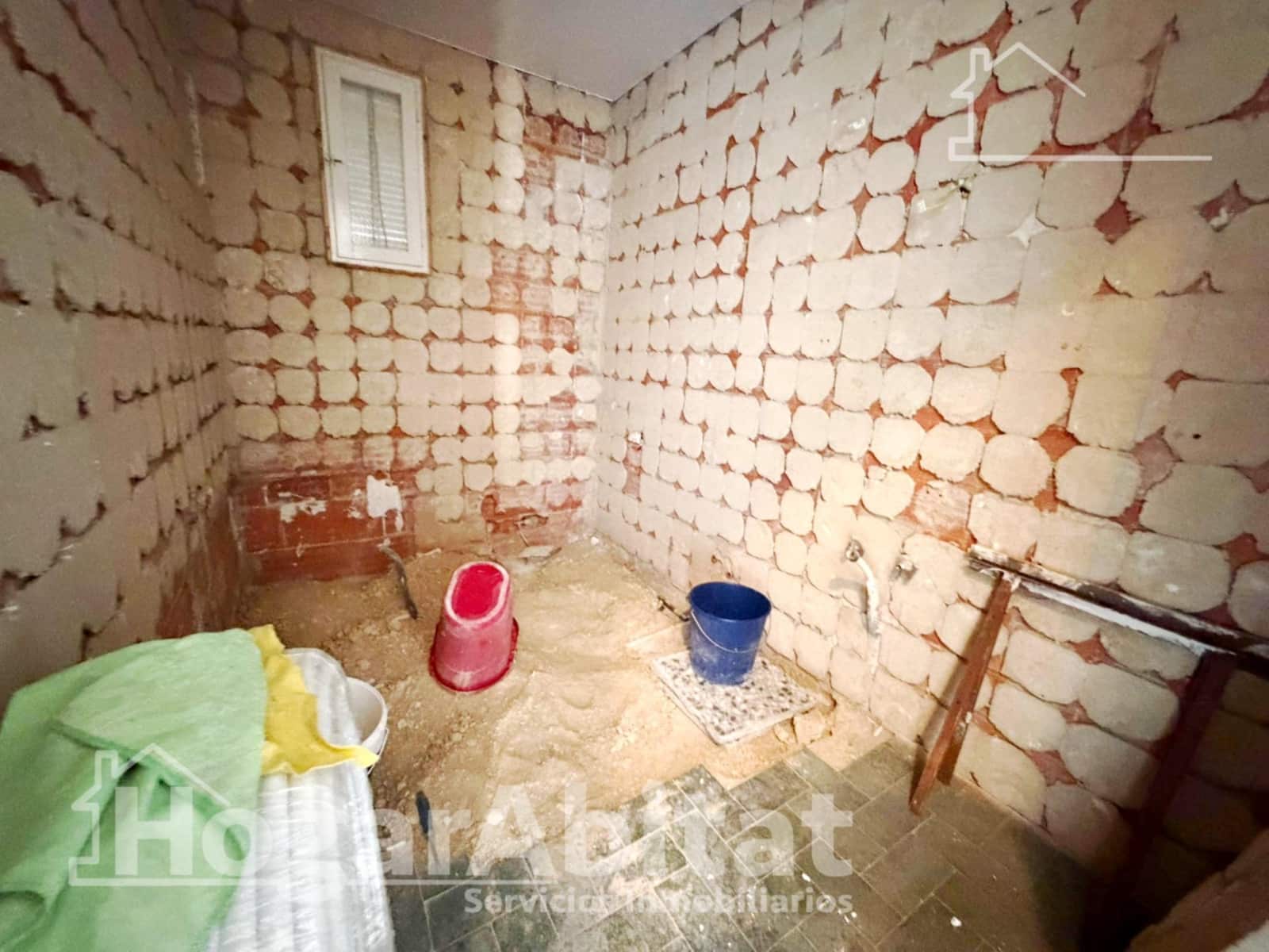 4 bedroom Flat for sale in La Pobla de Vallbona - € 190,000 (Ref: 9738599)