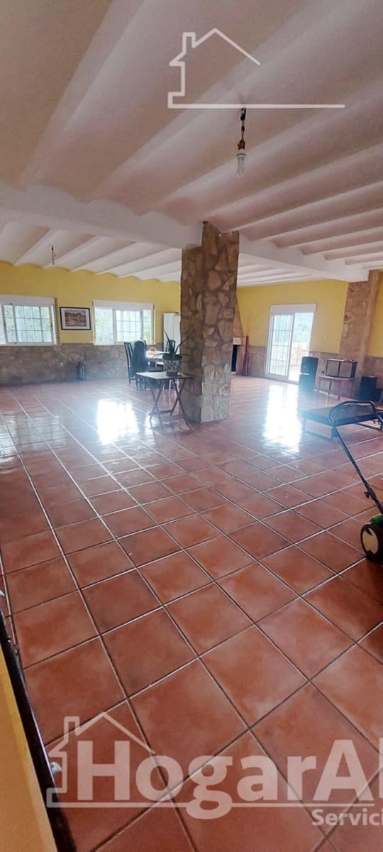 4 bedroom Villa for sale in Casinos with garage - € 250,000 (Ref: 9791117)