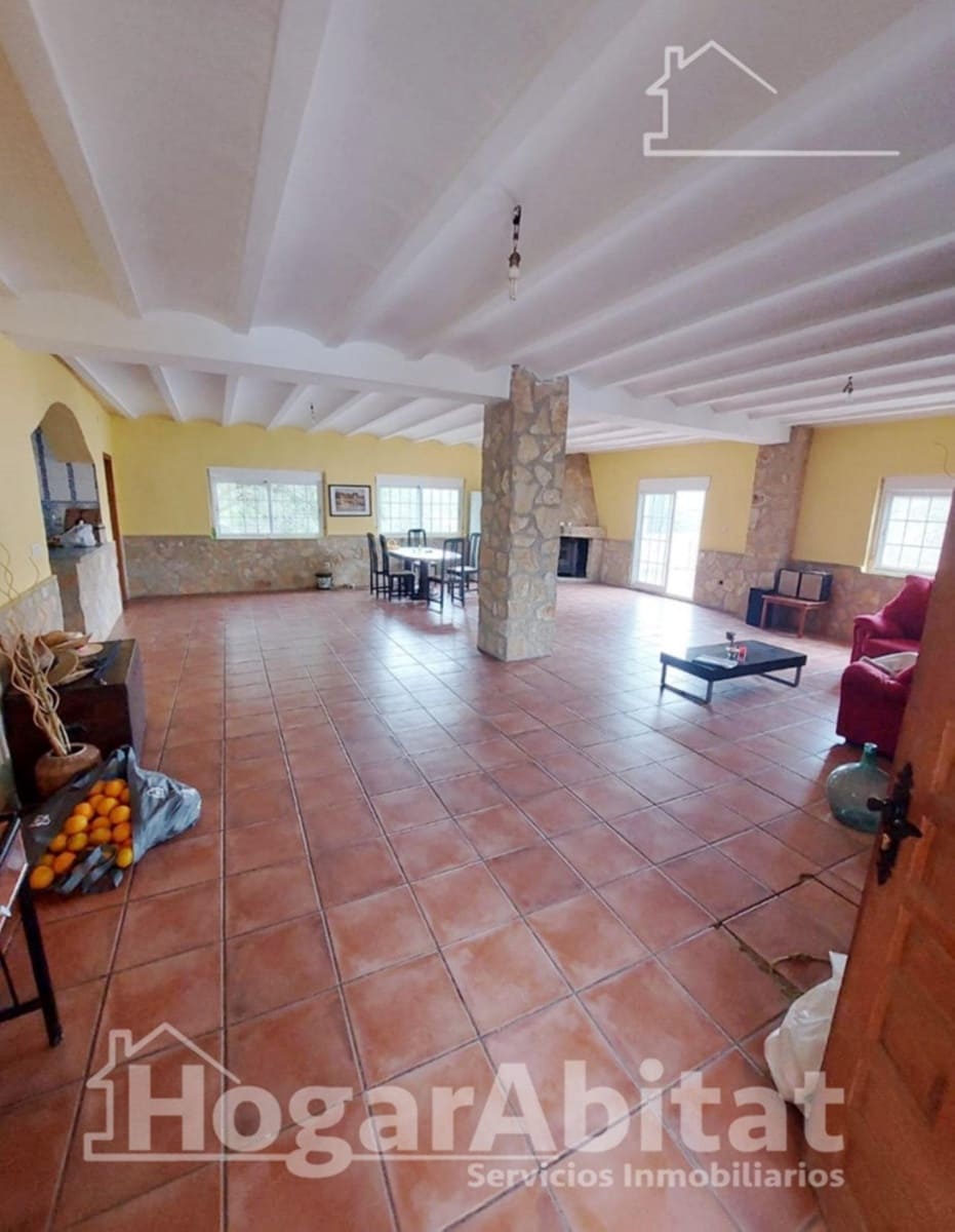 4 bedroom Villa for sale in Casinos with garage - € 250,000 (Ref: 9791117)