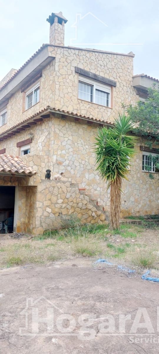 4 bedroom Villa for sale in Casinos with garage - € 250,000 (Ref: 9791117)