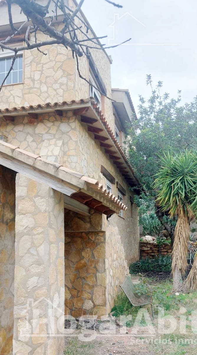 4 bedroom Villa for sale in Casinos with garage - € 250,000 (Ref: 9791117)