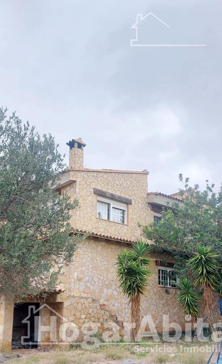 4 bedroom Villa for sale in Casinos with garage - € 250,000 (Ref: 9791117)