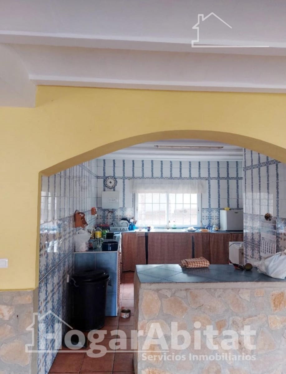 4 bedroom Villa for sale in Casinos with garage - € 250,000 (Ref: 9791117)