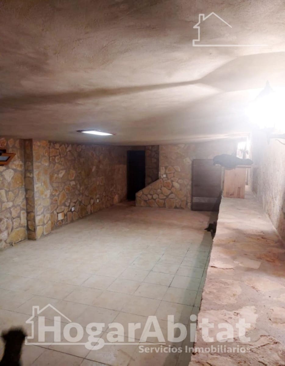 4 bedroom Villa for sale in Casinos with garage - € 250,000 (Ref: 9791117)