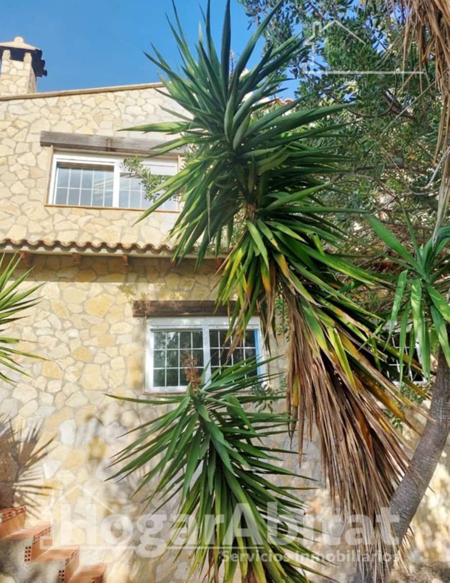 4 bedroom Villa for sale in Casinos with garage - € 250,000 (Ref: 9791117)