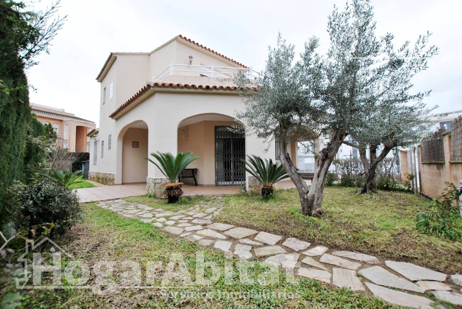 Chalet de 5 habitaciones en Oliva en venta con garaje - 380.000 € (Ref: 9808036)