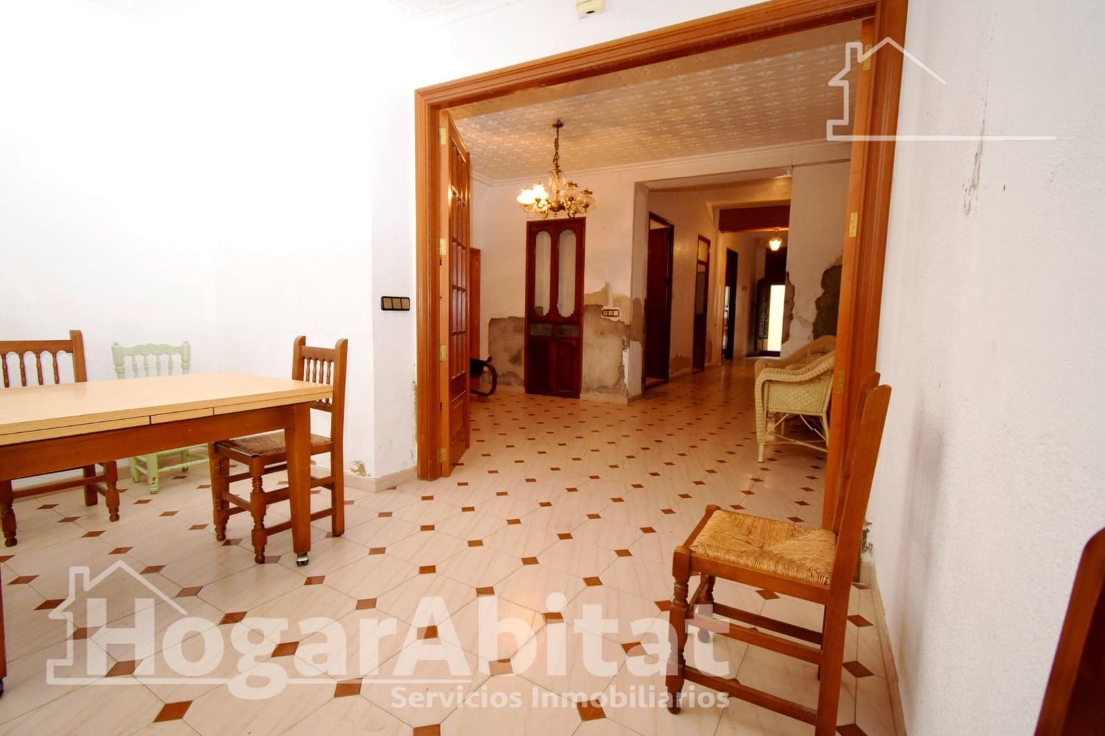 5 bedroom Townhouse for sale in Montserrat with garage - € 250,000 (Ref: 9831593)