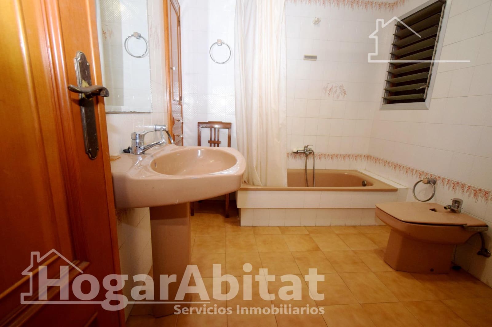 5 bedroom Townhouse for sale in Montserrat with garage - € 250,000 (Ref: 9831593)