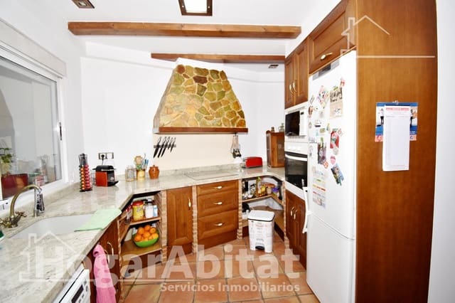3 makuuhuone Rivitalo myytävänä paikassa Chiva mukana 
autotalli - 299 999 € (Ref: 9860172)