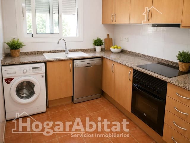 4 soverom Kjedet enebolig til salgs i Chiva med svømmebasseng garasje - € 350 000 (Ref: 9884869)